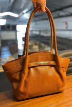 Carregar imagem no visualizador da galeria, LANÇAMENTO! Bolsa BONATA em couro legítimo
