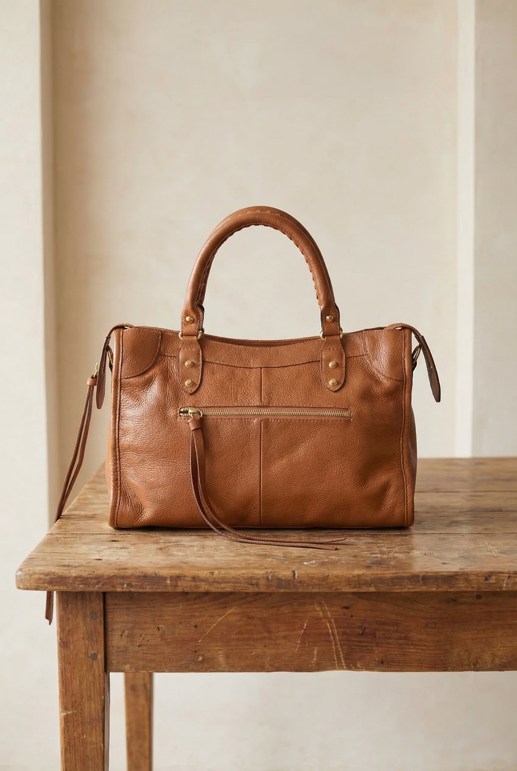 Bolsa SPALLA (inspiração Balenciagga) em couro legítimo
