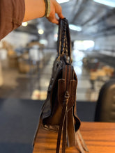 Carregar imagem no visualizador da galeria, Bolsa SPALLA (inspiração Balenciagga) em couro legítimo

