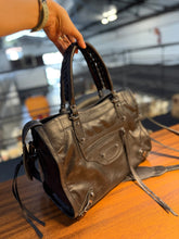 Carregar imagem no visualizador da galeria, Bolsa SPALLA (inspiração Balenciagga) em couro legítimo
