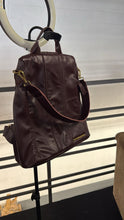 Carregar imagem no visualizador da galeria, Bolsa Mochila TOKYO antifurto em couro legítimo
