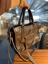 Bolsa SPALLA (inspiração Balenciagga) em couro legítimo
