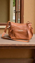 Carregar imagem no visualizador da galeria, Bolsa ÁTICA em couro legítimo
