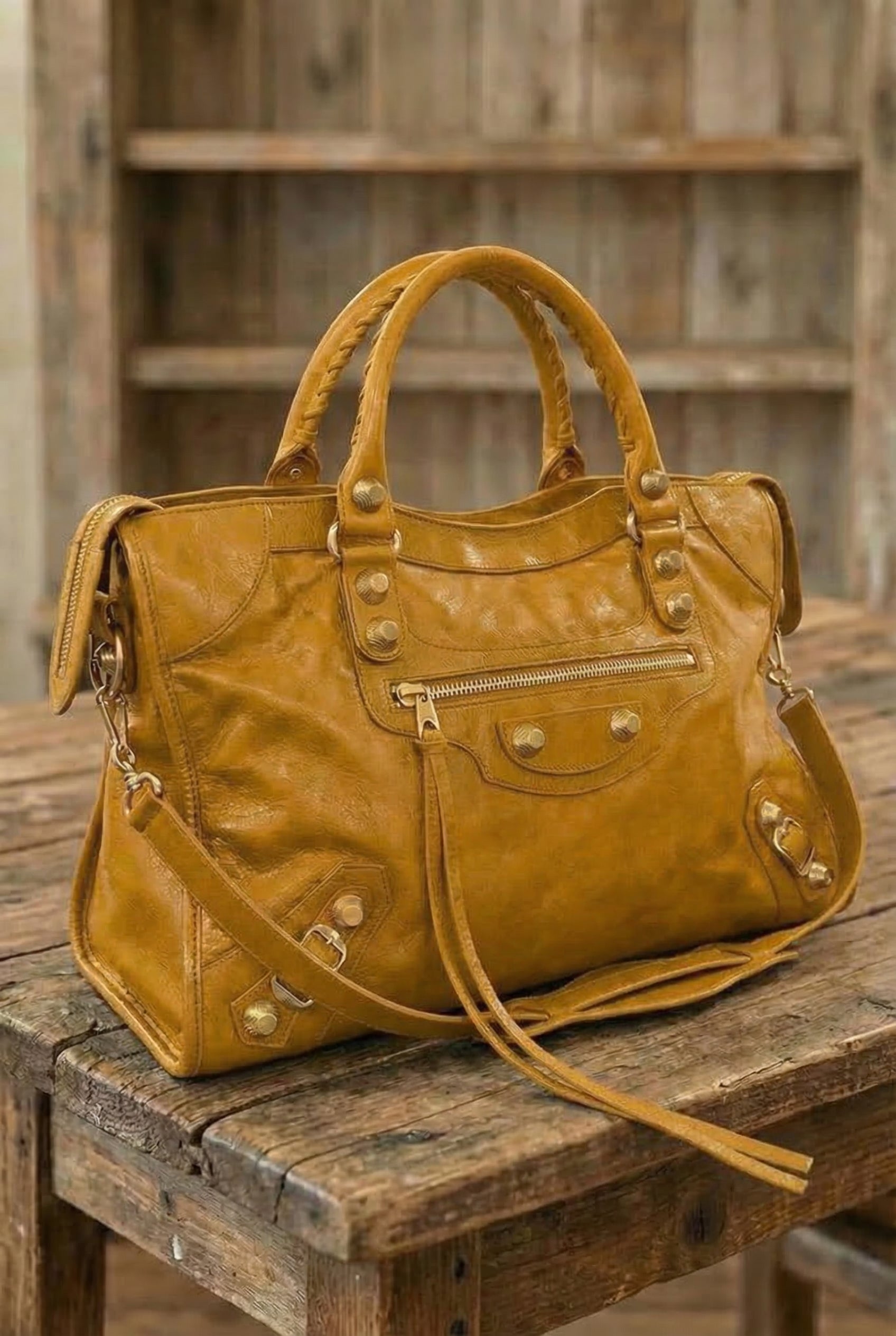 Bolsa SPALLA (inspiração Balenciagga) em couro legítimo