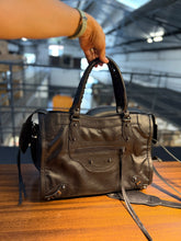 Carregar imagem no visualizador da galeria, Bolsa SPALLA (inspiração Balenciagga) em couro legítimo
