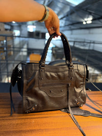 Bolsa SPALLA (inspiração Balenciagga) em couro legítimo