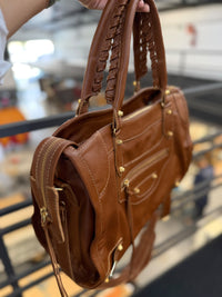 Bolsa SPALLA (inspiração Balenciagga) em couro legítimo