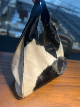 Carregar imagem no visualizador da galeria, Bolsa BANGKOK em couro legítimo
