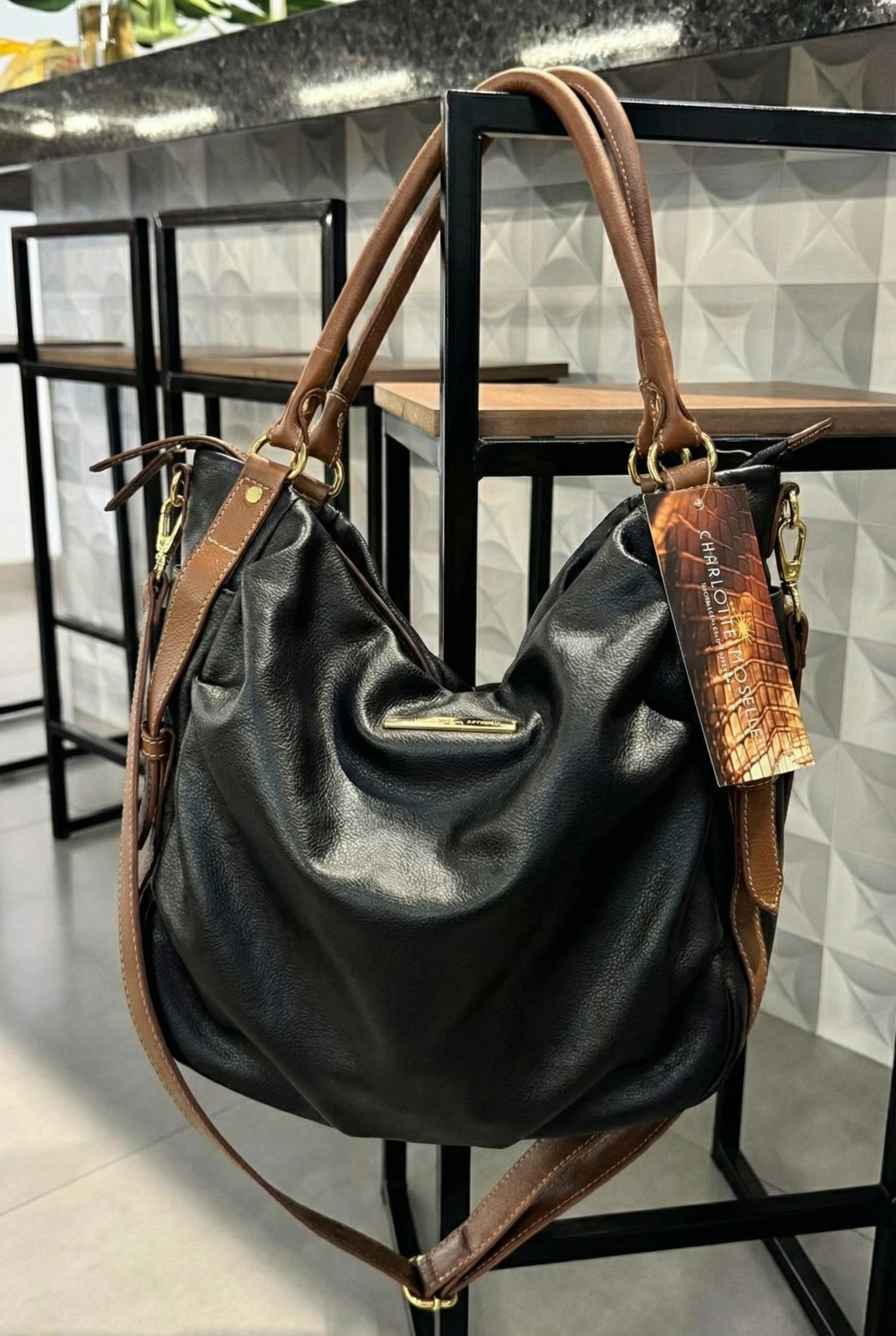 Bolsa HAIA em couro legítimo