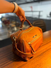 Carregar imagem no visualizador da galeria, Bolsa SUÍÇA em couro legítimo
