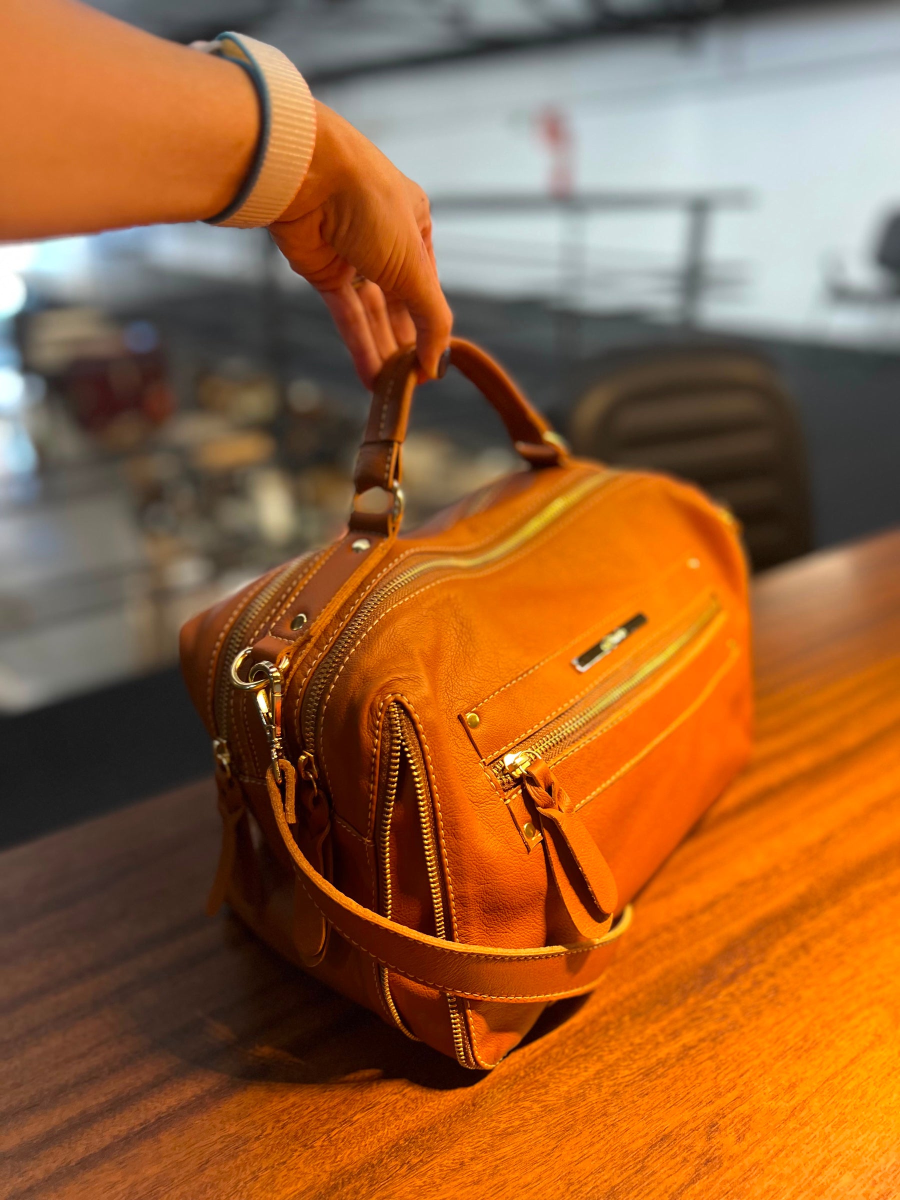 Bolsa SUÍÇA em couro legítimo