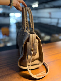 Bolsa SPALLA (inspiração Balenciagga) em couro legítimo