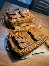 Carregar imagem no visualizador da galeria, Bolsa COPENHAGEN em couro legítimo
