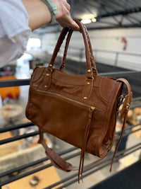 Bolsa SPALLA (inspiração Balenciagga) em couro legítimo