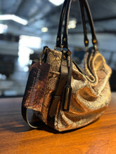 Carregar imagem no visualizador da galeria, Bolsa HAIA em couro legítimo
