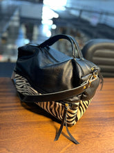 Carregar imagem no visualizador da galeria, Bolsa SAVANA em couro legítimo de
