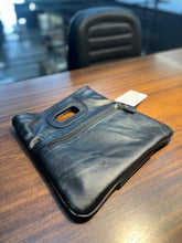 Carregar imagem no visualizador da galeria, Bolsa Clutch OXFORD em couro legítimo
