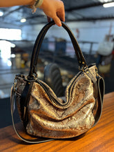 Carregar imagem no visualizador da galeria, Bolsa HAIA em couro legítimo
