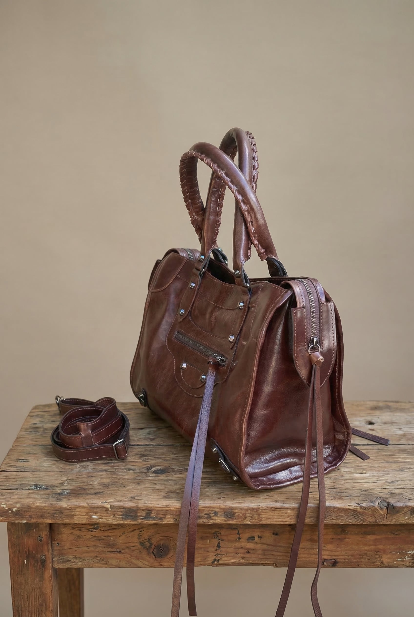 Bolsa SPALLA (inspiração Balenciagga) em couro legítimo