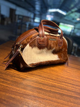 Carregar imagem no visualizador da galeria, Bolsa ROTERDÃ em couro legítimo

