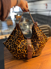 Carregar imagem no visualizador da galeria, Lançamento! Bolsa CAPRI em couro legítimo
