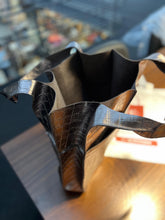 Carregar imagem no visualizador da galeria, Bolsa rústica BARONNI em couro legítimo
