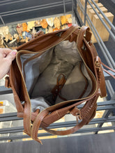 Carregar imagem no visualizador da galeria, Bolsa SPALLA (inspiração Balenciagga) em couro legítimo
