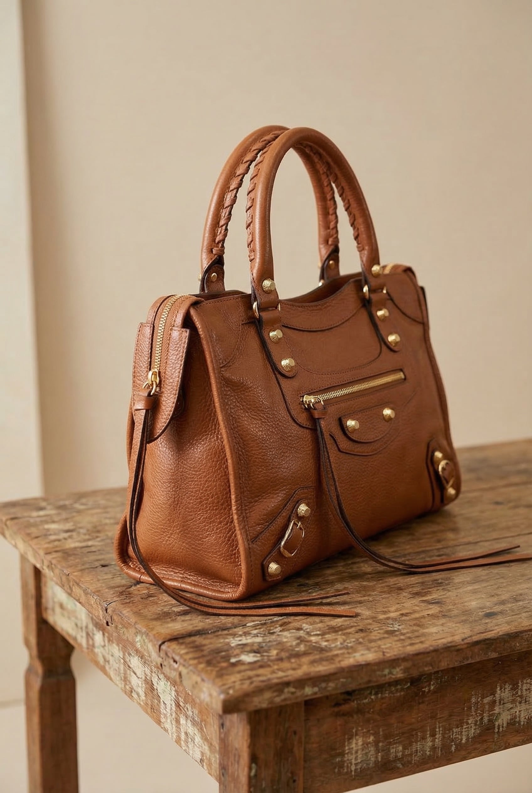 Bolsa SPALLA (inspiração Balenciagga) em couro legítimo