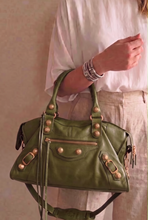 Carregar imagem no visualizador da galeria, Bolsa SPALLA (inspiração Balenciagga) em couro legítimo
