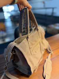 Bolsa SPALLA (inspiração Balenciagga) em couro legítimo