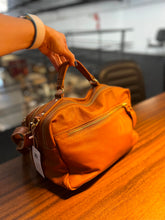 Carregar imagem no visualizador da galeria, Bolsa SUÍÇA em couro legítimo

