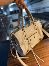 Carregar imagem no visualizador da galeria, Bolsa SPALLA (inspiração Balenciagga) em couro legítimo

