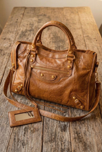 Carregar imagem no visualizador da galeria, Bolsa SPALLA (inspiração Balenciagga) em couro legítimo
