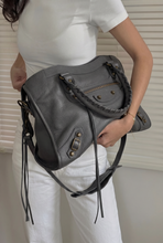 Carregar imagem no visualizador da galeria, Bolsa SPALLA (inspiração Balenciagga) em couro legítimo
