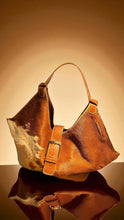 Carregar imagem no visualizador da galeria, Lançamento! Bolsa CAPRI em couro legítimo
