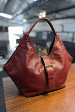 Carregar imagem no visualizador da galeria, Lançamento! Bolsa CAPRI em couro legítimo

