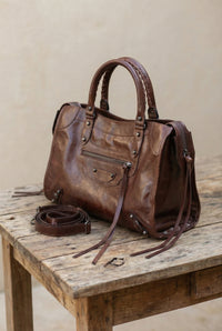 Bolsa SPALLA (inspiração Balenciagga) em couro legítimo