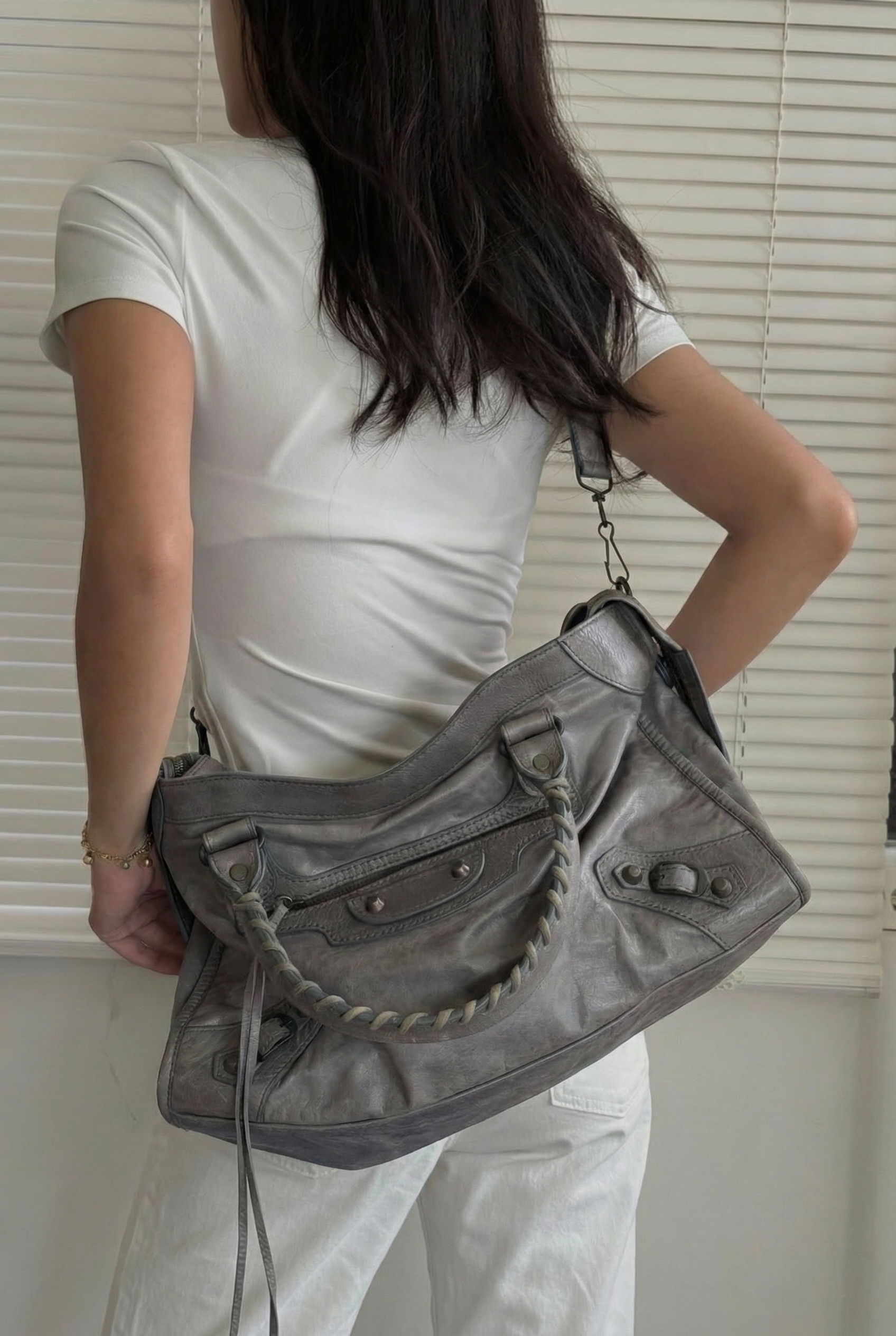 Bolsa SPALLA (inspiração Balenciagga) em couro legítimo