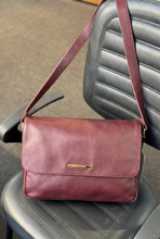 Carregar imagem no visualizador da galeria, PRÉ LANÇAMENTO - Bolsa Carteiro MANCHESTER em couro legítimo
