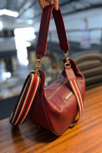 Carregar imagem no visualizador da galeria, Bolsa MALIBU em couro legítimo
