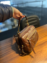 Carregar imagem no visualizador da galeria, Bolsa GÊNOVA MATELASSÊ em couro legítimo
