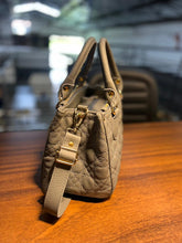 Carregar imagem no visualizador da galeria, Bolsa TESS em matelassê couro legítimo
