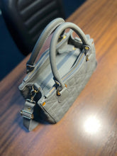 Carregar imagem no visualizador da galeria, Bolsa TESS em matelassê couro legítimo
