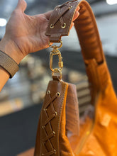 Carregar imagem no visualizador da galeria, Bolsa MARRAKESH em couro legítimo
