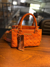 Carregar imagem no visualizador da galeria, Bolsa TESS em matelassê couro legítimo
