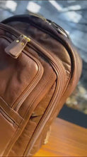 Carregar e reproduzir vídeo no visualizador da galeria, Mochila Masculina GIBRALTAR em couro legítimo
