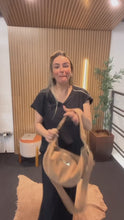 Carregar e reproduzir vídeo no visualizador da galeria, Bolsa MALIBU em couro legítimo
