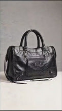 Carregar e reproduzir vídeo no visualizador da galeria, Bolsa SPALLA (inspiração Balenciagga) em couro legítimo
