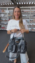 Carregar e reproduzir vídeo no visualizador da galeria, Bolsa IBIZA em couro legítimo

