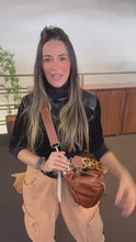 Carregar e reproduzir vídeo no visualizador da galeria, Bolsa IPANEMA em couro legítimo
